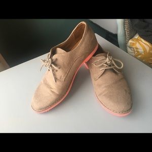Cute lace oxford with pop of color